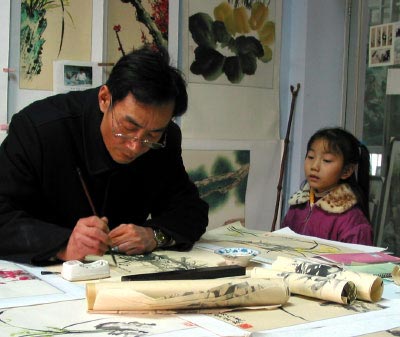Artist Yang Dewen and his granddaughter in Chengdu